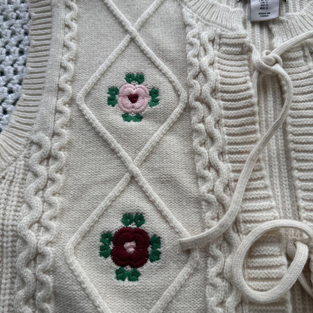 NWT Sincerely Jules Cream Cable Knit Floral Embroidered Tie-Front Vest Sweater S - Picture 3 of 12